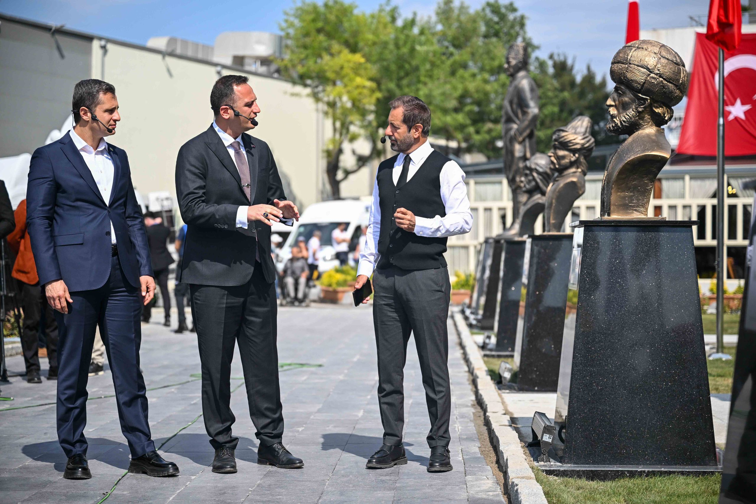 Özgürlük ve demokrasinin zinciri Bornova’da kırıldı