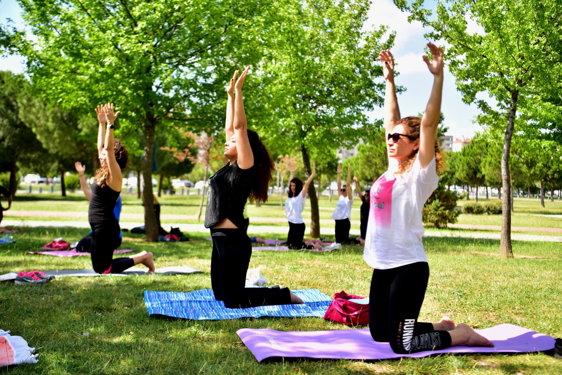 Bornova Belediyesi, Yeşilova Höyüğü Ziyaretçi Merkezi’nde tarih ve sağlığı buluşturan ücretsiz Tao Vinyasa (Yang Yoga) atölyesi düzenliyor. Yoga uzmanı Esra İnce’nin yürüteceği etkinlik, katılımcıların beden-zihin dengesini güçlendirmeyi hedeflerken, tarihi mekânda modern bir deneyim sunacak. Bornova Belediyesi Müze Müdürlüğü, Yeşilova Höyüğü Ziyaretçi Merkezi’nde kültür ve sağlığı buluşturmaya devam ediyor. 8500 yıllık tarihi dokuya sahip merkezde, Mayıs […]